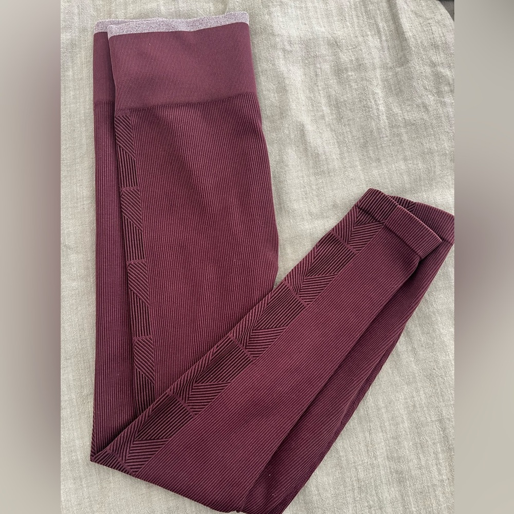 Vuori Ribbed Leggings in Burgundy